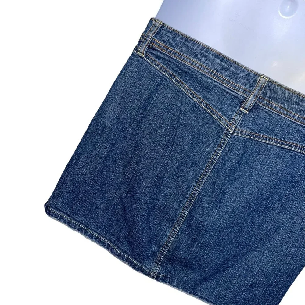 Old Navy features 	•